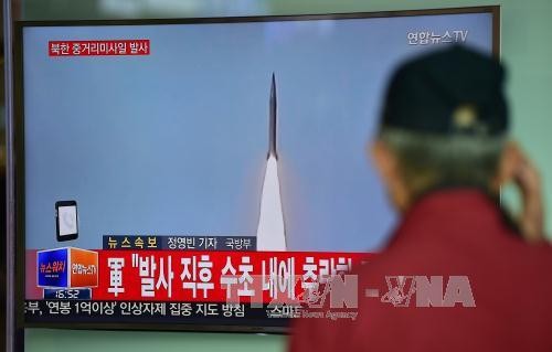 Người dân Hàn Quốc ở nhà ga tàu hỏa Seoul theo dõi hình ảnh phát trên truyền hình Hàn Quốc về một vụ phóng thử tên lửa của Triều Tiên, ngày 28/4. Ảnh: AFP/TTXVN