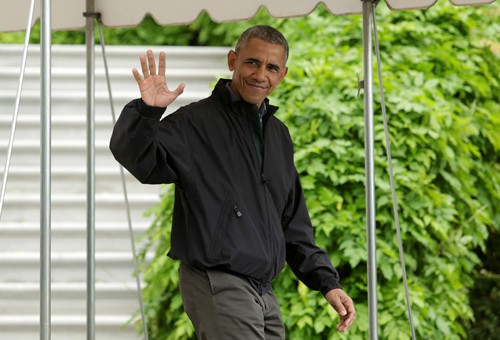 Ông Obama vẫy tay chào khi bước ra khỏi Nhà Trắng để lên đường đến Việt Nam. Ảnh: Reuters