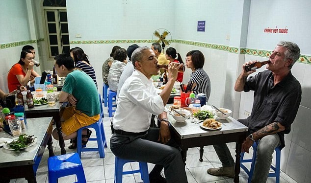bức ảnh Tổng thống Mỹ thư thái ngồi ăn tối, uống bia, trò chuyện cùng đầu bếp nổi tiếng Anthony Bourdain đã trở thành bức ảnh tâm điểm chú ý trong các hoạt động bên lề của Tổng thống Obama