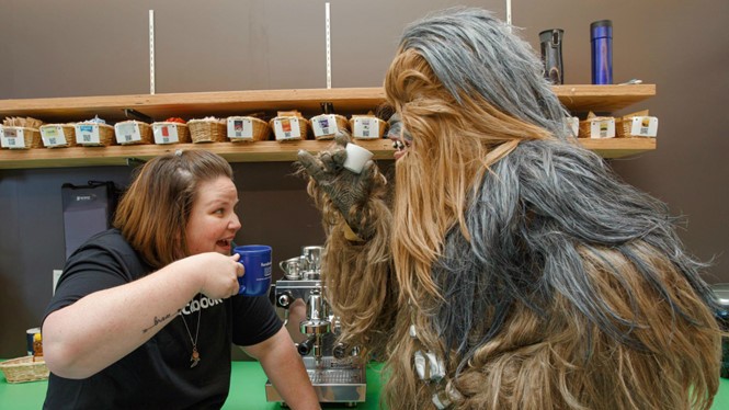 Candace Payne cùng thưởng thức cà phê với Chewbacca lông lá (Ảnh: trang cá nhân của Mark Zuckerberg)