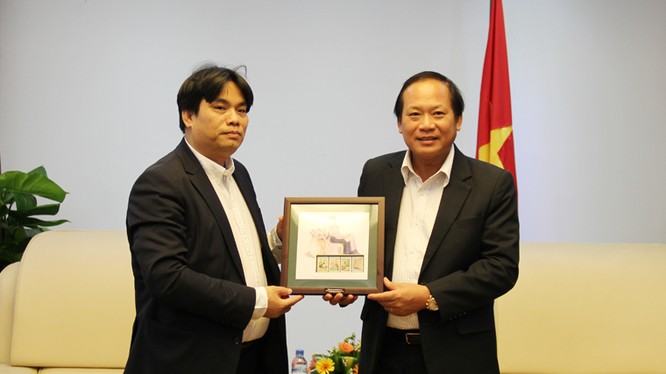 Bộ trưởng Trương Minh Tuấn (phải) tặng bức tranh tem Việt Nam cho Cố vấn Thủ tướng Slovakia 