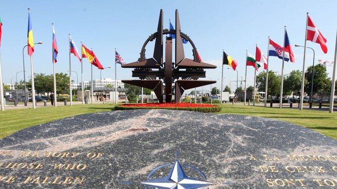 LA Times: Mỹ đập vụn lời hứa về NATO