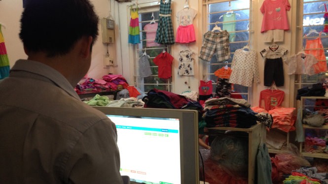 Với một cửa hàng quần áo có nhiều mẫu quần áo và nhiều biến thể, phần mềm quản lý bán hàng giúp chủ cửa hàng tiết kiệm nhiều thời gian tính tiền và thống kê kinh doanh - Ảnh: Ngọc Minh