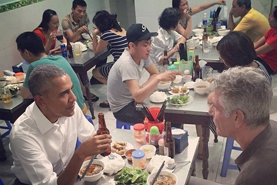 Ông Obama và đầu bếp Bourdain cùng nhau thưởng thức bún chả tại Hà Nội. Ảnh: Instagram Bourdain