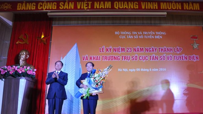 Phó Chủ tịch Quốc hội Đỗ Bá Tỵ trao tặng Huân chương Lao động hạng Nhất cho Cục trưởng Đoàn Quang Hoan