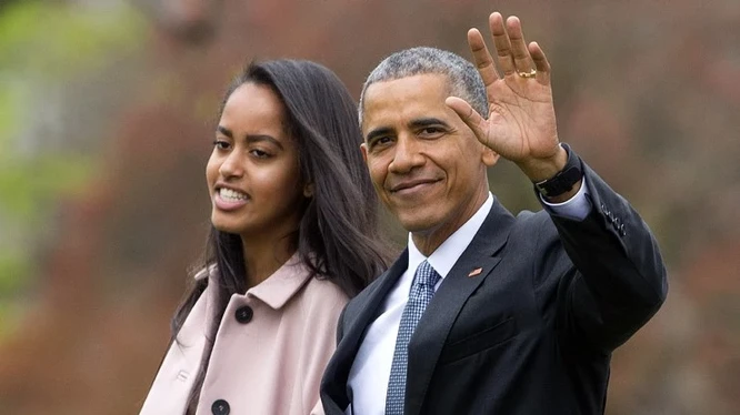 Ông Obama đeo kính đen trong lễ tốt nghiệp của con gái lớn