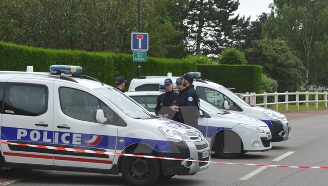 Cảnh sát Pháp làm nhiệm vụ tại hiện trường vụ tấn công ở Magnanville ngày 14/6. 