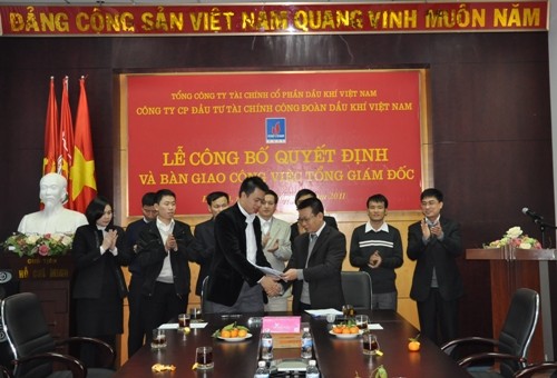 Ông Vũ Quang Hải (hàng đầu, bên trái) khi được bổ nhiệm chức Tổng giám đốc tại PVFI hồi năm 2011.