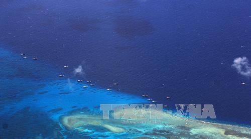 Tàu đánh cá Trung Quốc neo đậu tại bãi đá ngầm Chữ Thập thuộc quần đảo Trường Sa của Việt Nam. Ảnh: AFP/TTXVN