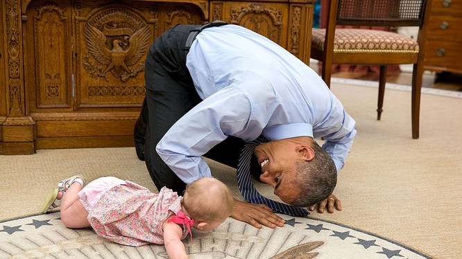 Tổng thống Obama "bò thi" với Ella Rhodes - cô con gái của Phó Cố vấn an ninh quốc gia.