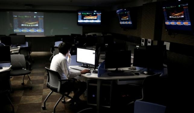 Một sinh viên, người yêu cầu gọi theo họ Noh, và gương mặt không được chụp chính diện vì lý do bảo mật, ngồi trước màn hình máy tính trong khi trình diễn các phần mềm trong cuộc phỏng vấn với Reuters tại phòng Chiến tranh của Đại học Hàn Quốc tháng 6/2016