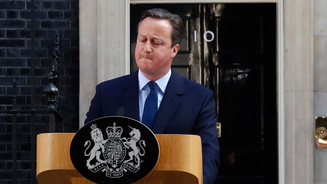 Thủ tướng Anh David Cameron phát biểu bên ngoài số 10 Downing - Ảnh: REUTERS
