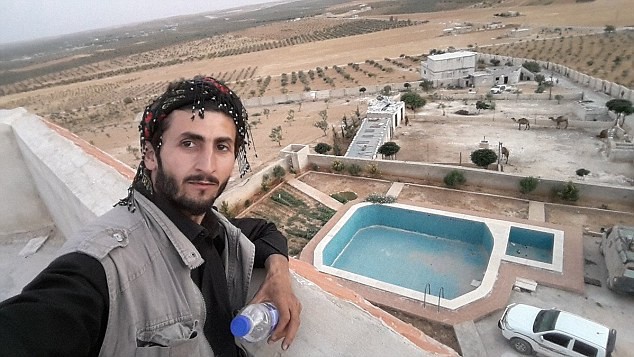 Serdar Mahmud khoe ảnh chụp cùng với biệt thự của thủ lĩnh IS Abu Bakr al-Baghdadi.