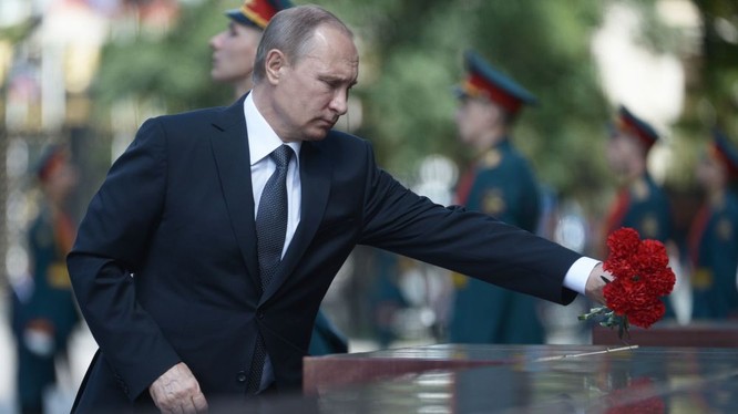 Tổng thống Nga Vladimir Putin đặt hoa cẩm chướng viếng Mộ Chiến sĩ Vô danh trong Vườn Alexandrov