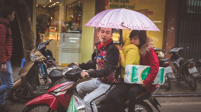  Theo nhiếp ảnh gia Mate Valtr, những người đi xe máy chở nhau đi mua sắm với lỉnh kỉnh đồ đạc là hình ảnh thường ngày ở Hà Nội.