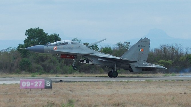 Tiêm kích Su-30MKI của Ấn Độ lần đầu tiên thử nghiệm bay với 1 tên lửa BrahMos nặng 2,5 tấn