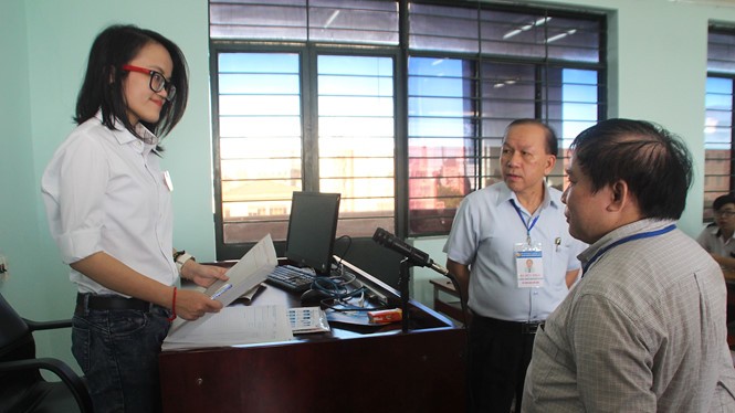 Thứ trưởng Bộ GD-ĐT Bùi Văn Ga hỏi thăm thí sinh trong phòng thi