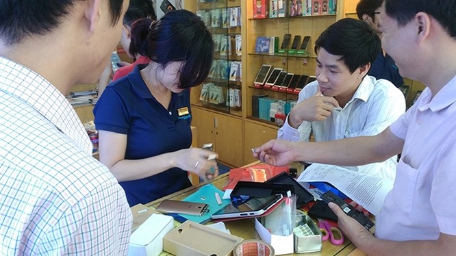 Khách hàng đang mua điện thoại ở một cửa hàng lớn ở Hà Nội. Điện thoại xách tay cũng được nhiều người quan tâm vì giá rẻ hơn hẳn so với hàng chính hãng.