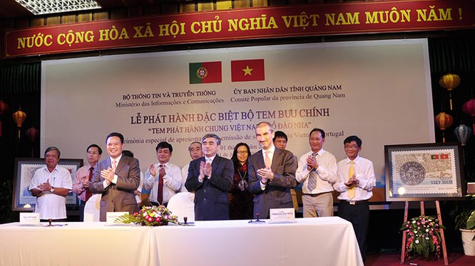  Thứ trưởng Nguyễn Minh Hồng (đứng giữa) tại Lễ ký phát hành đặc biệt bộ tem