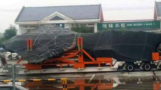 Ảnh máy bay được cho là chiếc J-31 thứ hai bị sự cố và được trùm bạt kín trên xe tải, chụp ngày 3.7.2016 - Weibo