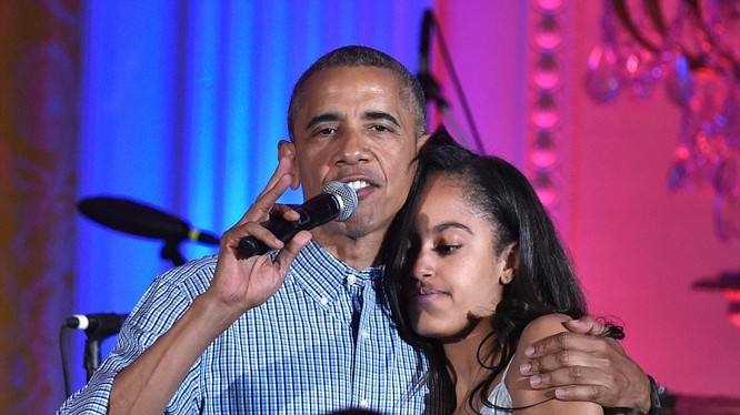 Tổng thống Mỹ Barack Obama cất tiếng hát chúc mừng sinh nhật lần thứ 18 của cô con gái lớn Malia vào đúng ngày quốc khánh Mỹ 4/7.