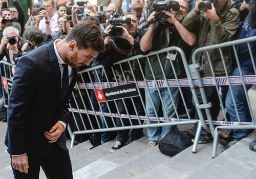 Messi cúi rạp đầu vì bị chỉ trích khi ra tòa vụ trốn thuế ngày 2/6. Ảnh: Getty Images