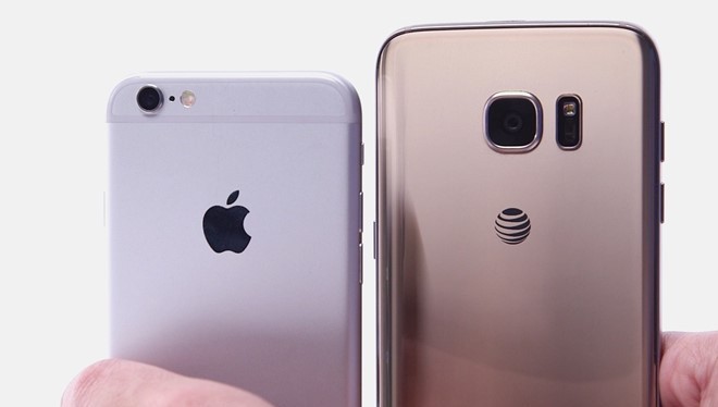Sức hút của iPhone 6S không lớn trong khi đó Galaxy S7 của đối thủ Samsung lại được đánh giá cao. Ảnh: WSJ.