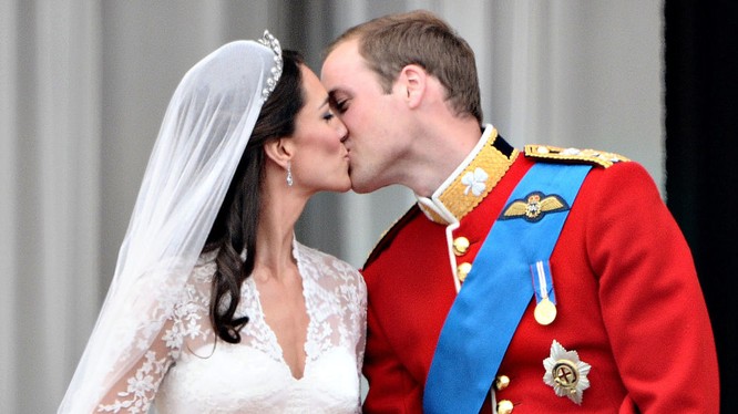 London, ngày 29/4/2011, cặp tân lang - tân nương Hoàng tử William và nữ công tước xứ Cambridge Kate trên ban công Cung điện Buckingham. Ngày Quốc tế Nụ hôn - Những nụ hôn nổi tiếng lịch sử thế giới