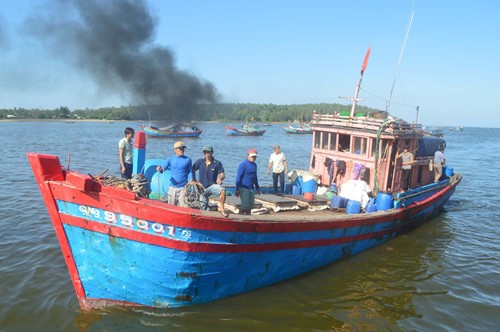 Tàu cá QNg 95001 TS đưa 5 ngư dân bị nạn cập cảng cá Tịnh Kỳ 