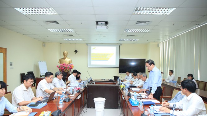 Tổng giám đốc Tổng công ty Bưu điện Việt Nam Phạm Anh Tuấn báo cáo với Thứ trưởng Nguyễn Minh Hồng về hoạt động sản xuất kinh doanh 6 tháng đầu năm 2016