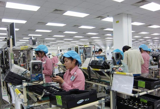 Công nghiệp phần cứng, điện tử góp tới trên 93% doanh thu ngành công nghiệp CNTT Việt Nam năm 2015 (Trong ảnh: Sản xuất điện thoại di động tại Công ty Samsung Bắc Ninh. Nguồn ảnh: baohaiquan.vn)