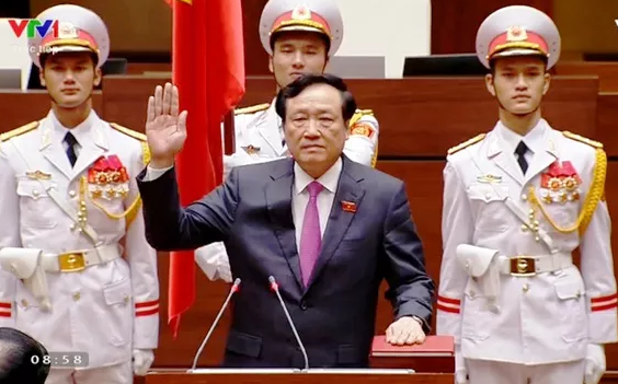 Chánh án tòa án nhân ân tối cao Nguyễn Hòa Bình tuyên thệ.