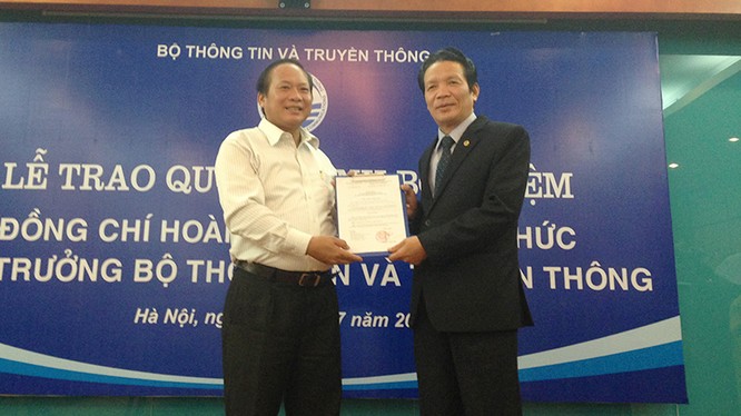 Bộ trưởng Bộ TT&TT Trương Minh Tuấn (trái) trao quyết định bổ nhiệm Tân Thứ trưởng Hoàng Vĩnh Bảo.