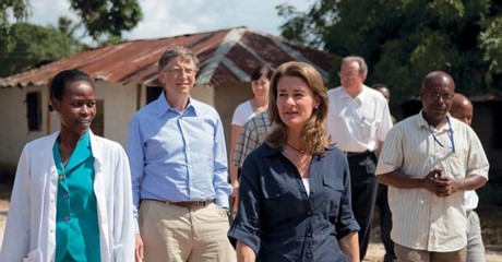 Bill Gates và vợ trong một chuyến từ thiện. Nguồn ảnh: One Coast
