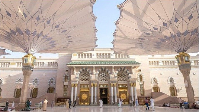 Thánh đường Al-Masjid an-Nabawi với các cột lớn tuyệt đẹp ở Medina, Ả Rập Saudi.