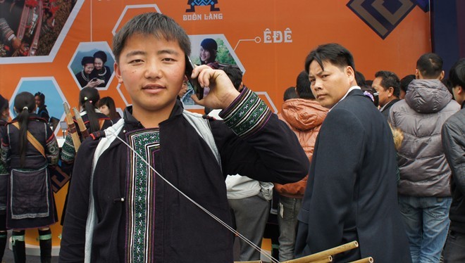 Điện thoại di động đã trở thành vật dụng quen thuộc với đồng bào dân tộc (Trong ảnh: Mỗi tháng Giàng A Do chi tới 100.000 đồng cho điện thoại di động).