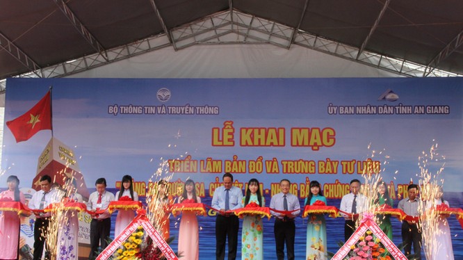  Thứ trưởng Phan Tâm và các đại biểu cắt băng khai mạc triển lãm