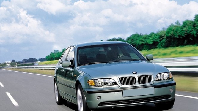 BMW 318i đời 2004 chỉ có giá bằng Ford Mondeo cùng đời, nhưng lại ít được ưa chuộng.