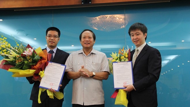 Bộ trưởng Trương Minh Tuấn trao quyết định bổ nhiệm cho ông Nguyễn Thành Chung (trái) và ông Bùi Hoàng Phương (phải). 