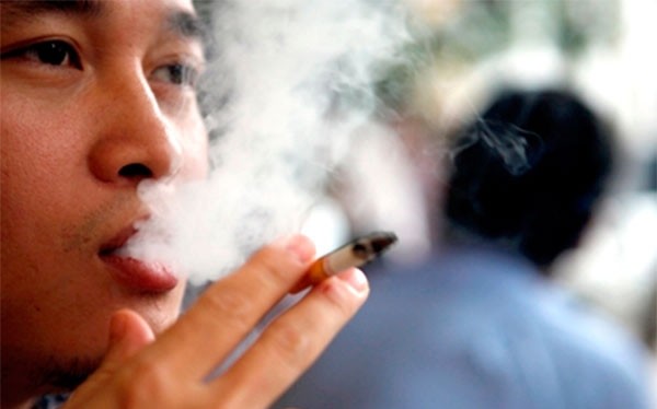Đối với sản phẩm thuốc lá điếu, tỉ lệ hút ở cả nam và nữ giảm từ 19,9% xuống 18,2%, so với năm 2010.