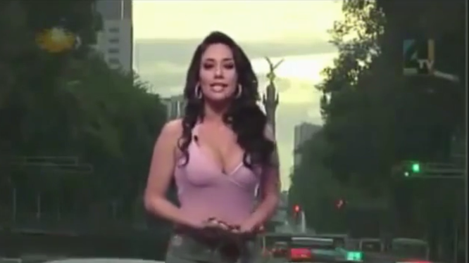 Nữ MC thời tiết Mexico táo bạo mặc chiếc quần soóc quá ngắn.