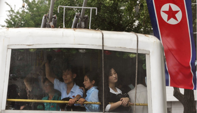 Cảnh chen chúc trên xe buýt Triều Tiên 