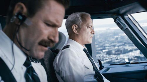 Tom Hanks hóa thân thành cơ trưởng Sully, người hùng của nước Mỹ đã cứu sống 155 hành khách trên chuyến bay định mệnh.