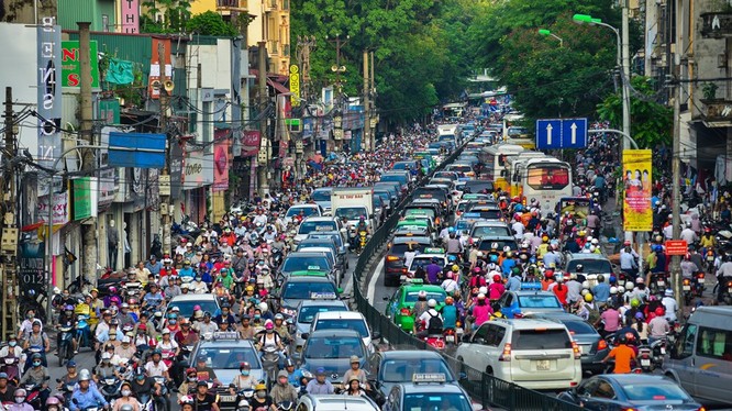 Những năm gần đây, lượng phương tiện tăng đột biến khiến cho giao thông của Hà Nội ở nhiều tuyến phố gần như bị 'tê liệt,' nhất là vào giờ cao điểm.