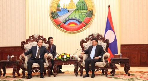 Thủ tướng Chính phủ Lào Thongloun Sisulith (phải) tiếp thân mật Bộ trưởng Trương Minh Tuấn.