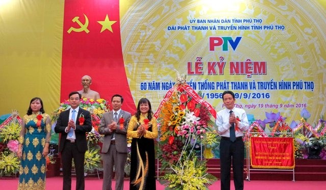 Thứ trưởng Bộ TT&TT Hoàng Vĩnh Bảo (ngoài cùng bên phải) chúc mừng ngành PT-TH Phú Thọ nhân dịp kỷ niệm 60 năm Ngày truyền thống.