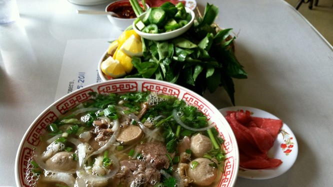 Đến Hà Nội và nếm thử món phở truyền thống của Việt Nam.