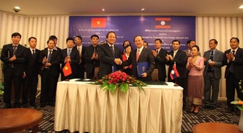 Ủy viên Trung ương Đảng, Bộ trưởng Bộ TT&TT Trương Minh Tuấn và Bộ trưởng Bộ Văn hóa - Thông tin và Du lịch Lào Bosengkham Vongdara ký kết Kế hoạch hợp tác giai đoạn 2016 - 2020 giữa 2 Bộ.