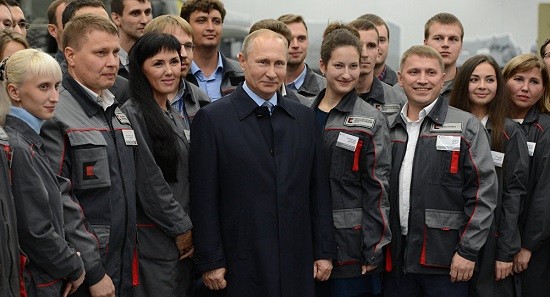 Tổng thống Putin tới thăm Tập đoàn Kalasknikov ở Izhevsk.