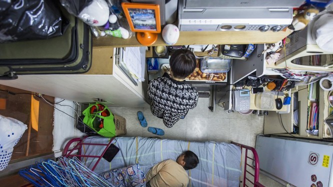 Tại Hongkong, để thuê căn hộ vỏn vẹn 5,5 m2 cho mình và con trai, bà mẹ này đã phải chi tới 487 USD/tháng.